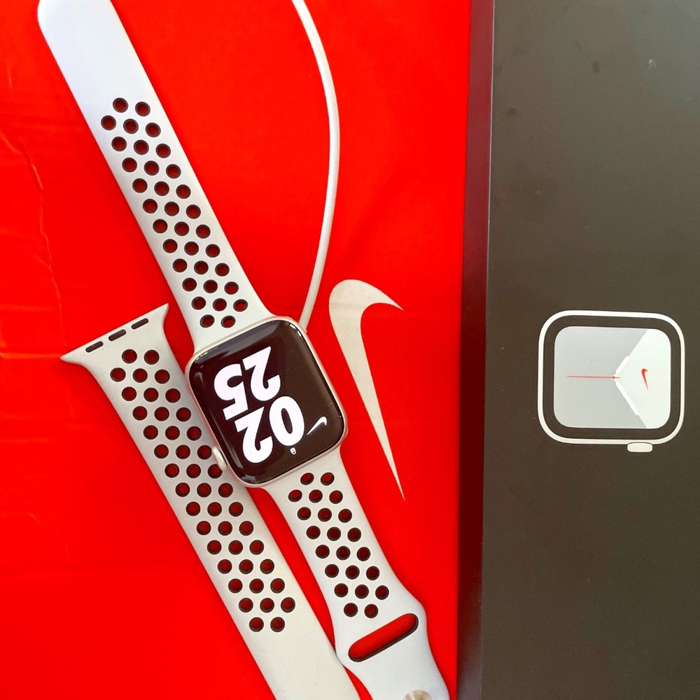 Apple Watch NEW Nike Series 6 44mm silver aluminum